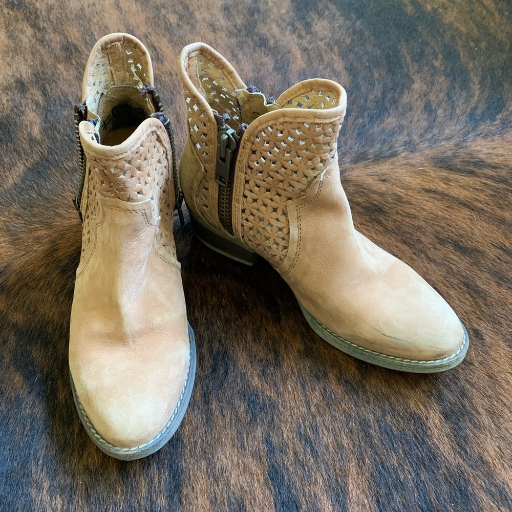 Womens Circle G Camel Ankle Booties